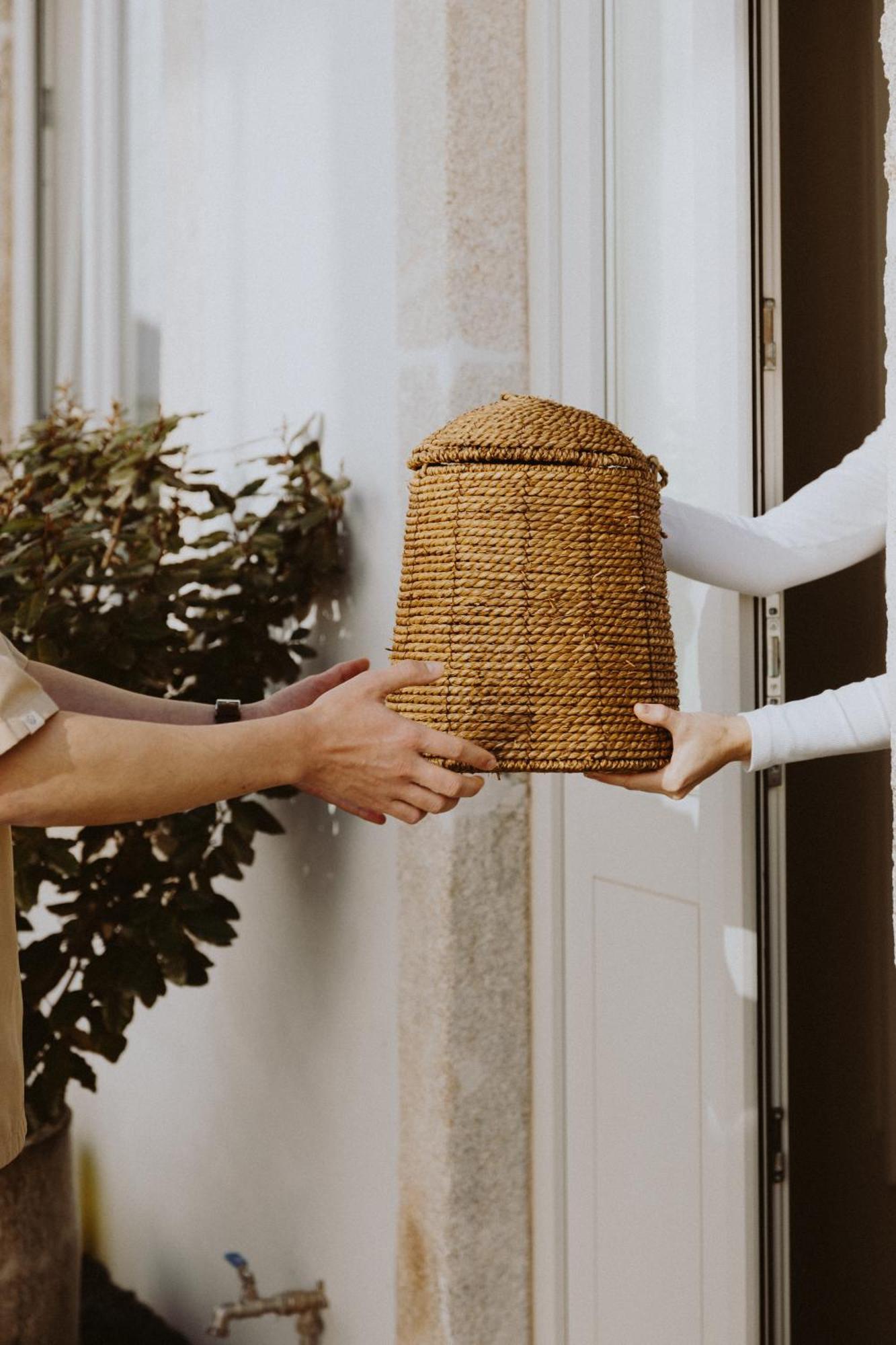 Village Aparthotel By Boa Porto Buitenkant foto A beekeeper delivers a package of honey to a customer