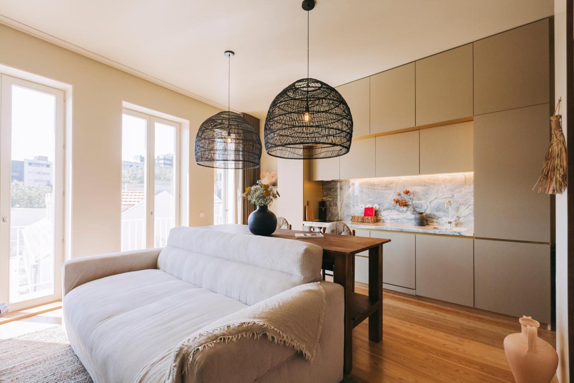 Village Aparthotel By Boa Porto Kamer foto A living room with a kitchen in the background
