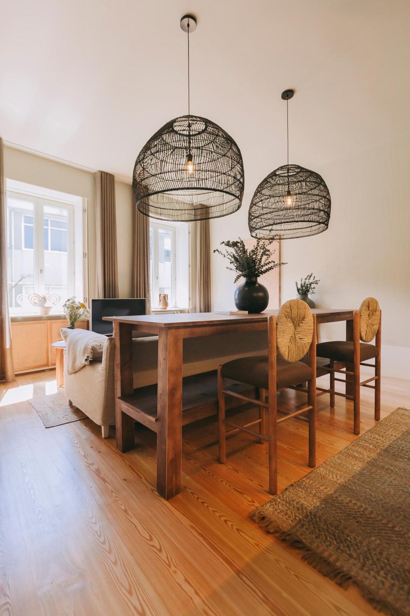 Village Aparthotel By Boa Porto Kamer foto A dining room with a table and chairs
