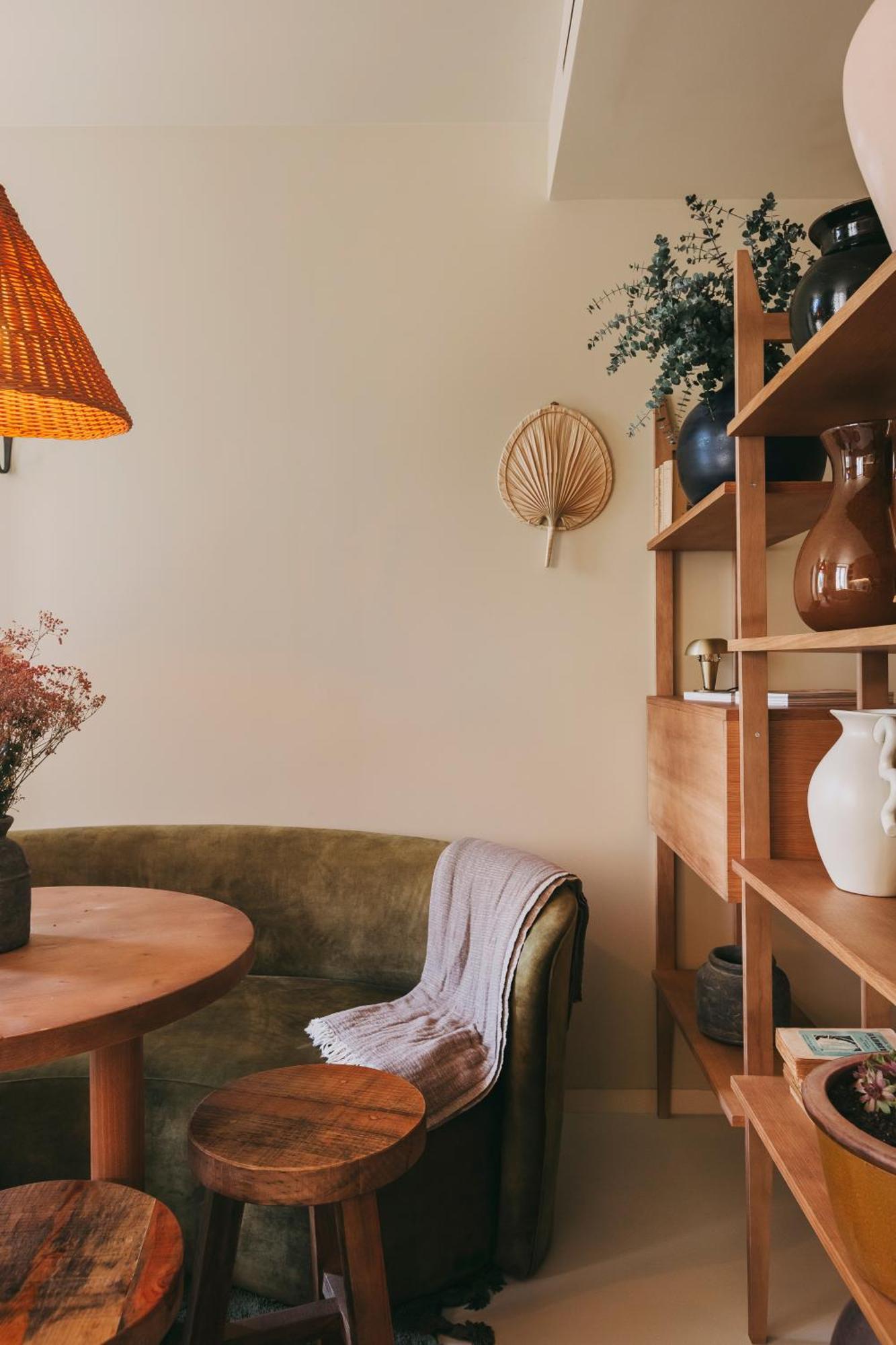 Village Aparthotel By Boa Porto Kamer foto A living room with a sofa, a table, a shelf and a lamp